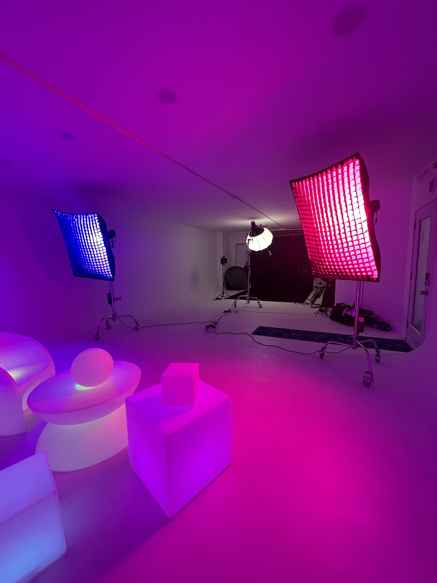760 Media photo studio with piano and white room